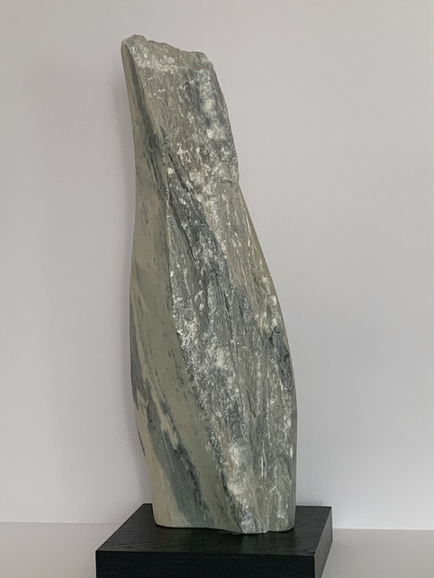 Frau mit Schleier 2022, Maß: 15,5 x 7 cm, Höhe: 47 cm Material: beige, grauer Speckstein