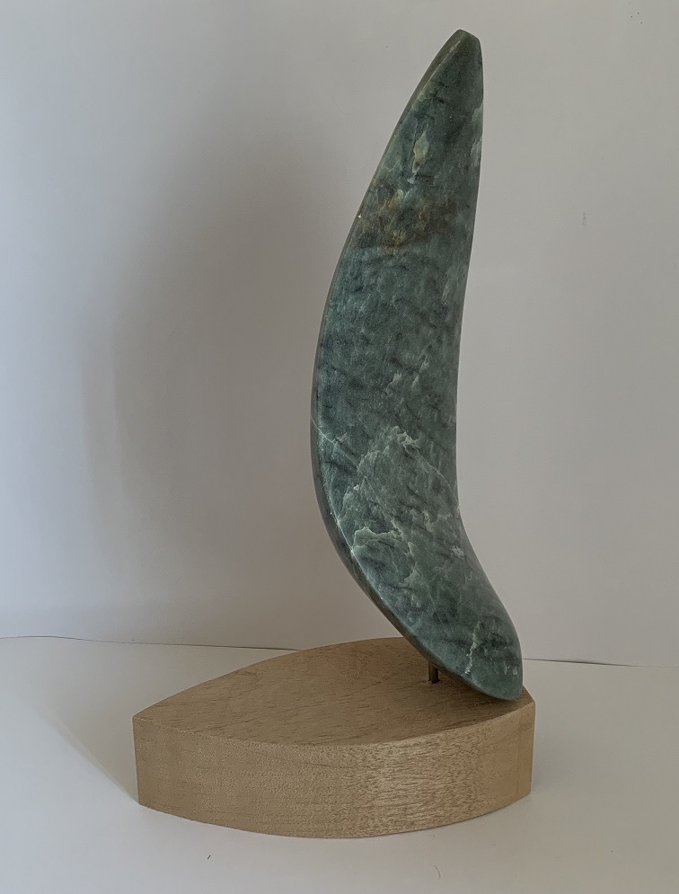 Großsegel 2025, Maß: 13 x 11 cm, Höhe: 38 cm Material: Serpentin