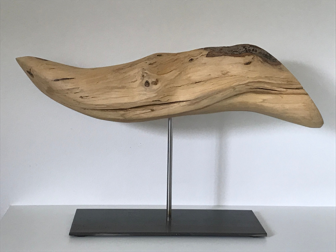 Krokodil 2019, Maß: 49 x 10 cm, Höhe: 12,5 cm Material: Efeu-Holz