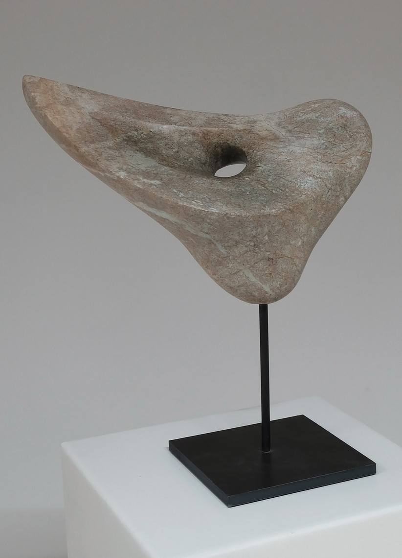 Move 2019, Maß: 14 x 133 cm, Höhe: 37 cm Material: beiger Speckstein