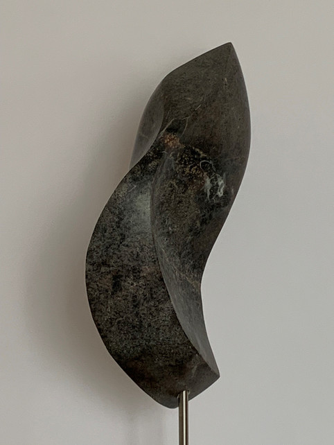 Swing 2023, Maß: 16,5 x 7 cm, Höhe: 33,5 cm Material: Serpentin