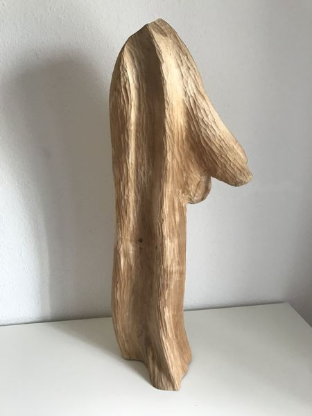 Verdrehung 2023, Maß: 35 x 30 cm, Höhe: 87 cm Material: Ahornholz